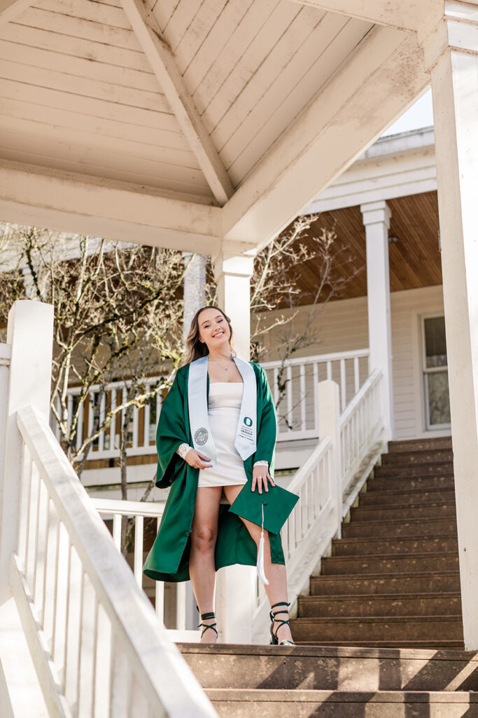 grad photos u of o university of oregon eugene graduation girl