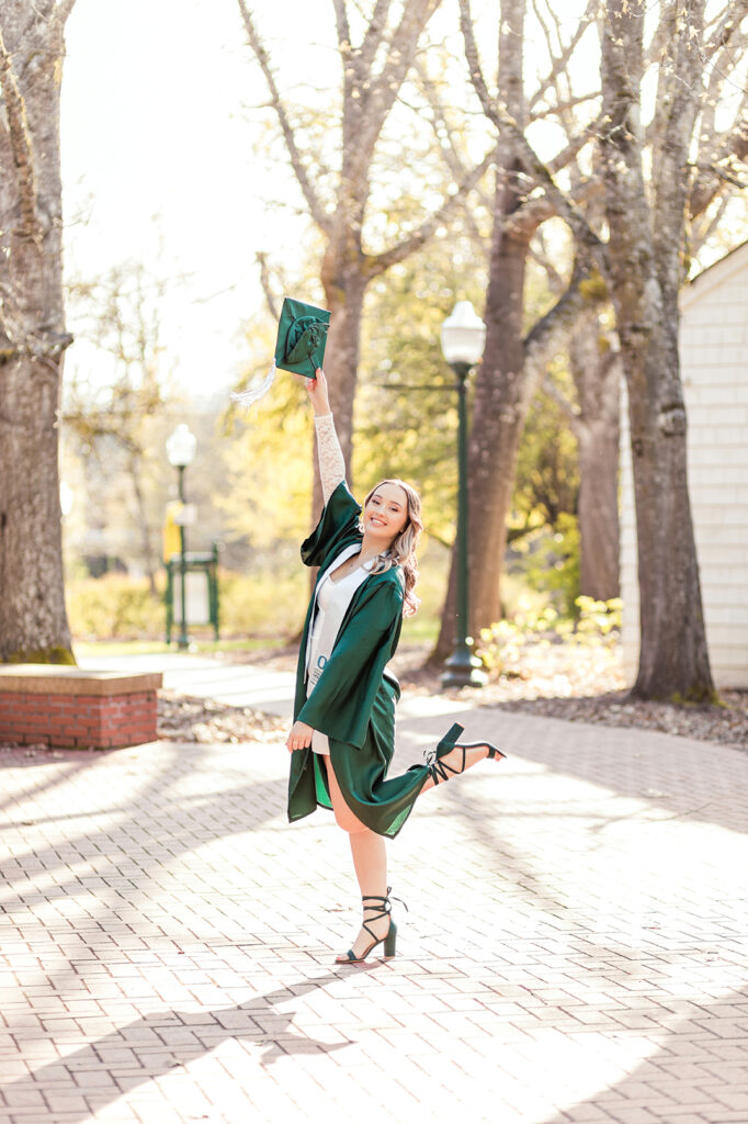 grad photos u of o university of oregon eugene graduation girl